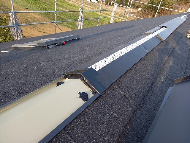 つくば市ディーズルーフィング屋根工事　棟の設置